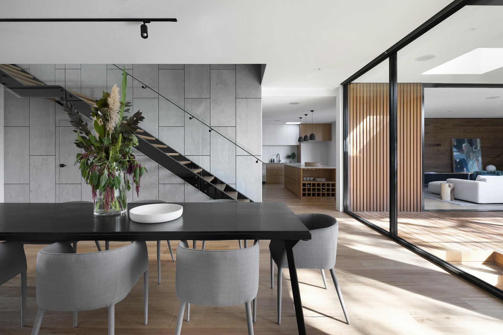 Sfeerbeeld van een lichte woning met natuurlijke materialen